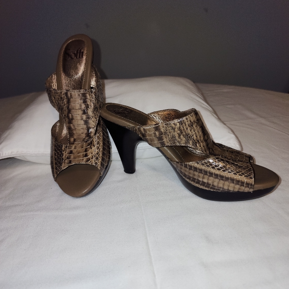 NWOT New SOFT Brown Snake Leather Sandal Size 7M.  A-1